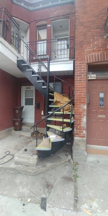 Remplacement d’un escalier en fer forgé en mauvais état par une nouvelle fabrication 10