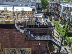 Transformation d’un palier existant en escalier menant à la nouvelle terrasse sur St-Denis 1