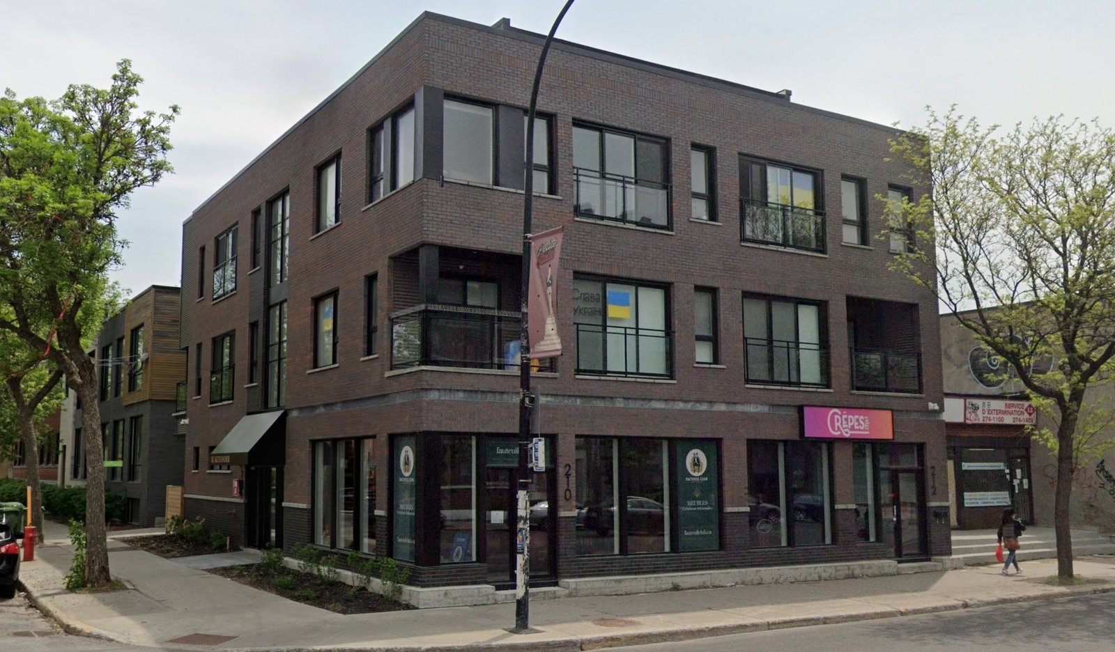 Montage d’une bâtisse de 4 étages construite sur place à l’intérieur de l’ancienne bâtisse à Montréal 8