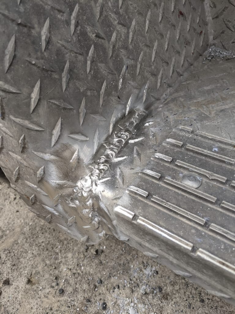 Réparation d’un marche pied et garde-boue en aluminium pour un camion dompeur 2
