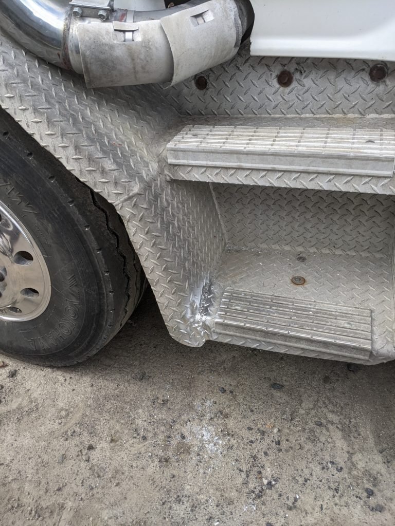 Réparation d’un marche pied et garde-boue en aluminium pour un camion dompeur 3
