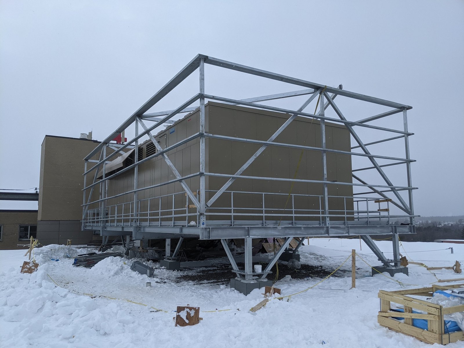 La structure en acier galvanisé sur le toit de l'hôpital de Saint-Jérôme 6