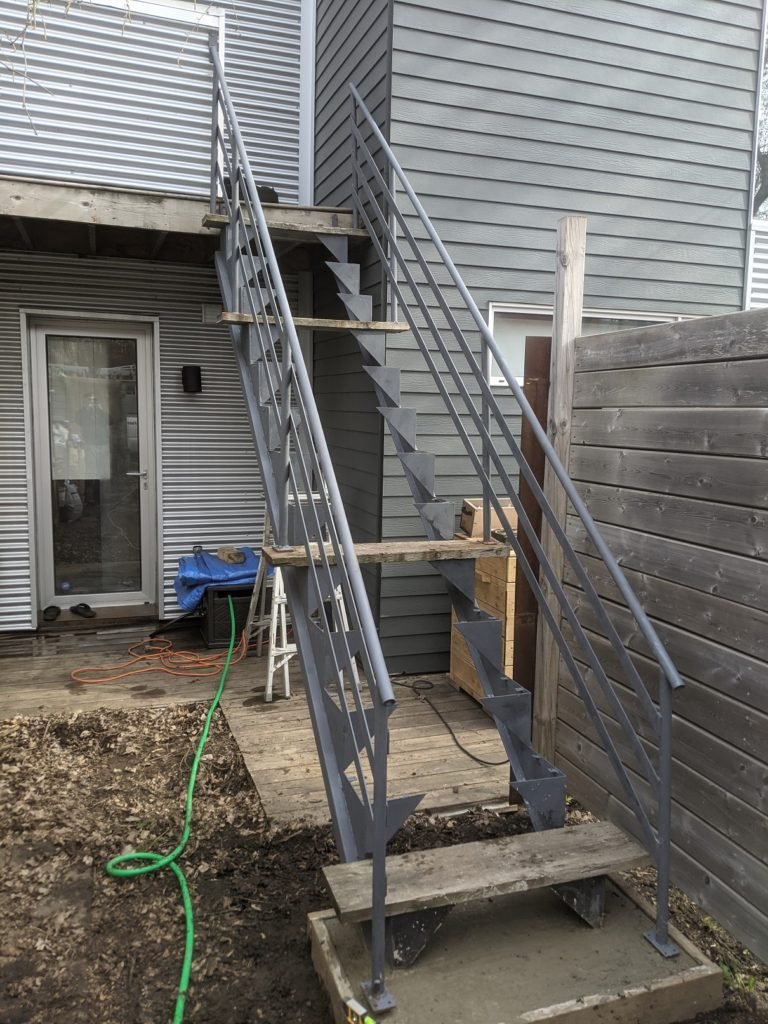 Restauration d’un escalier en fer forgé et remise à niveau avec une assise de béton 1
