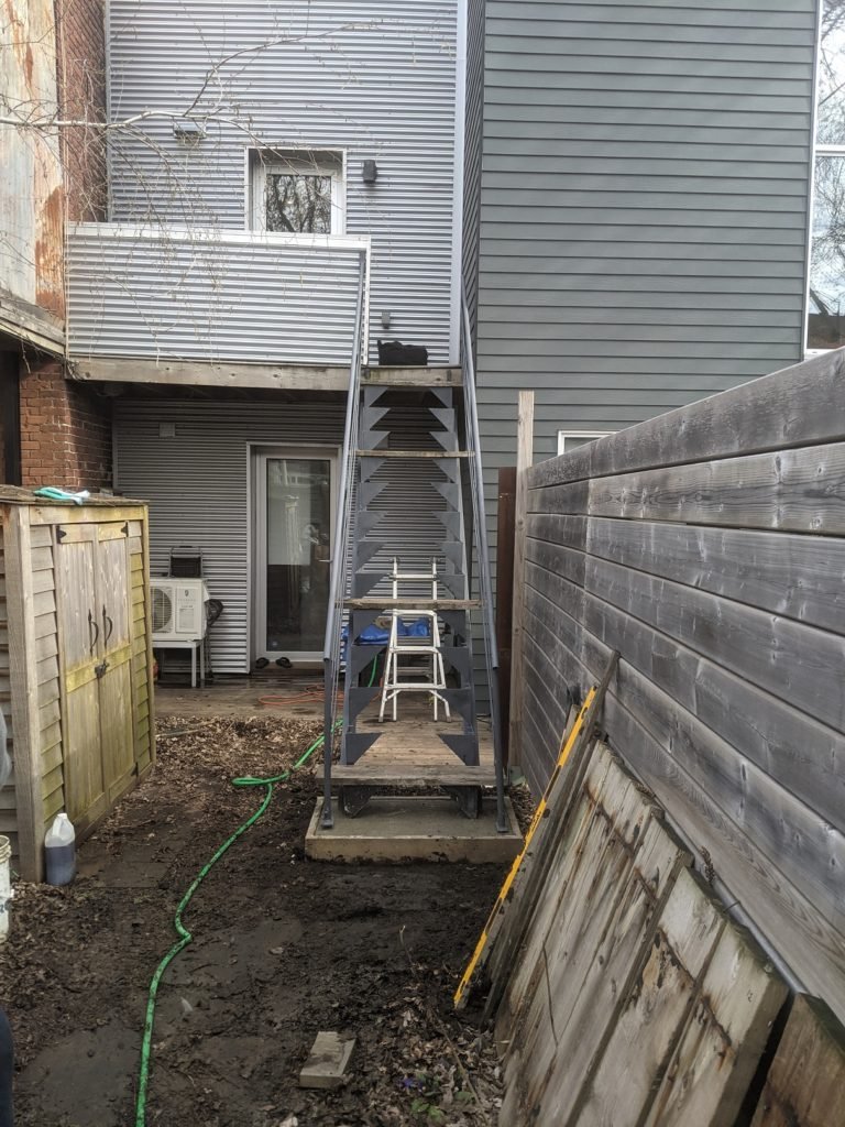 Restauration d’un escalier en fer forgé et remise à niveau avec une assise de béton 4
