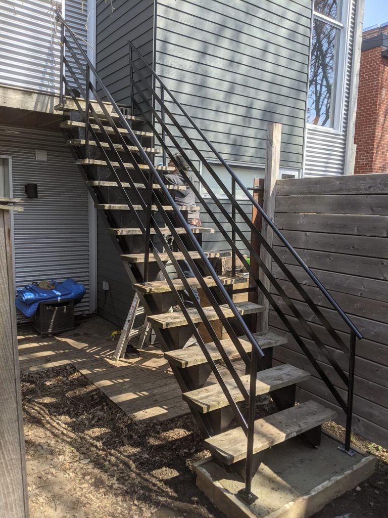 Restauration d’un escalier en fer forgé et remise à niveau avec une assise de béton 7
