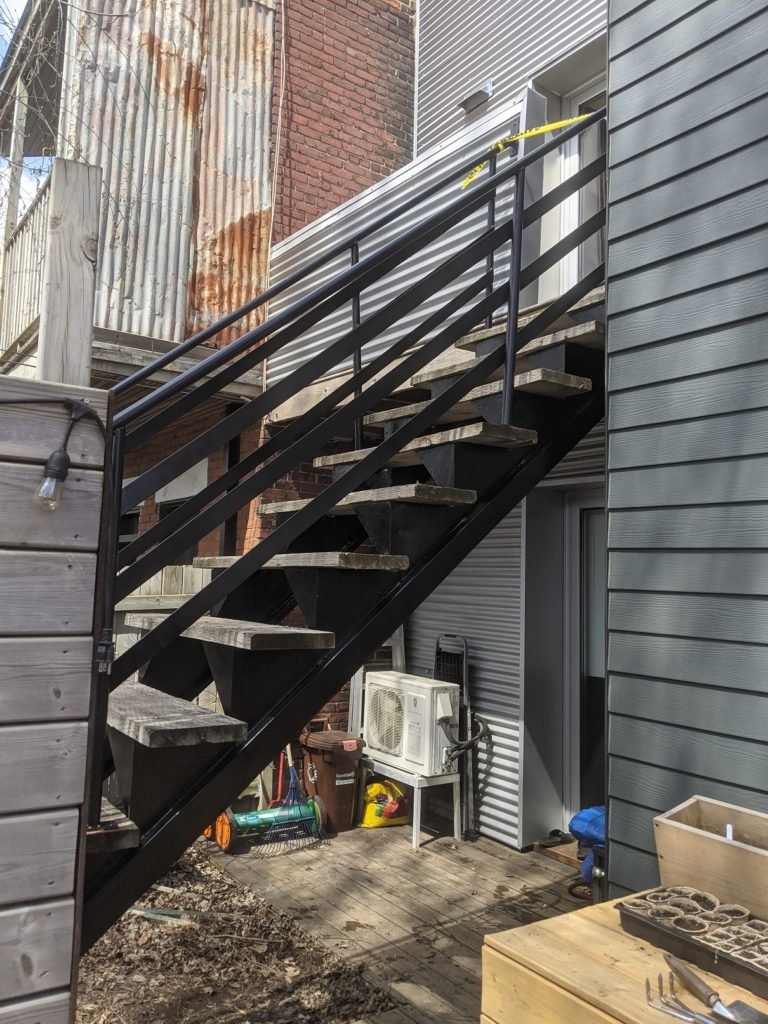 Restauration d’un escalier en fer forgé et remise à niveau avec une assise de béton 8
