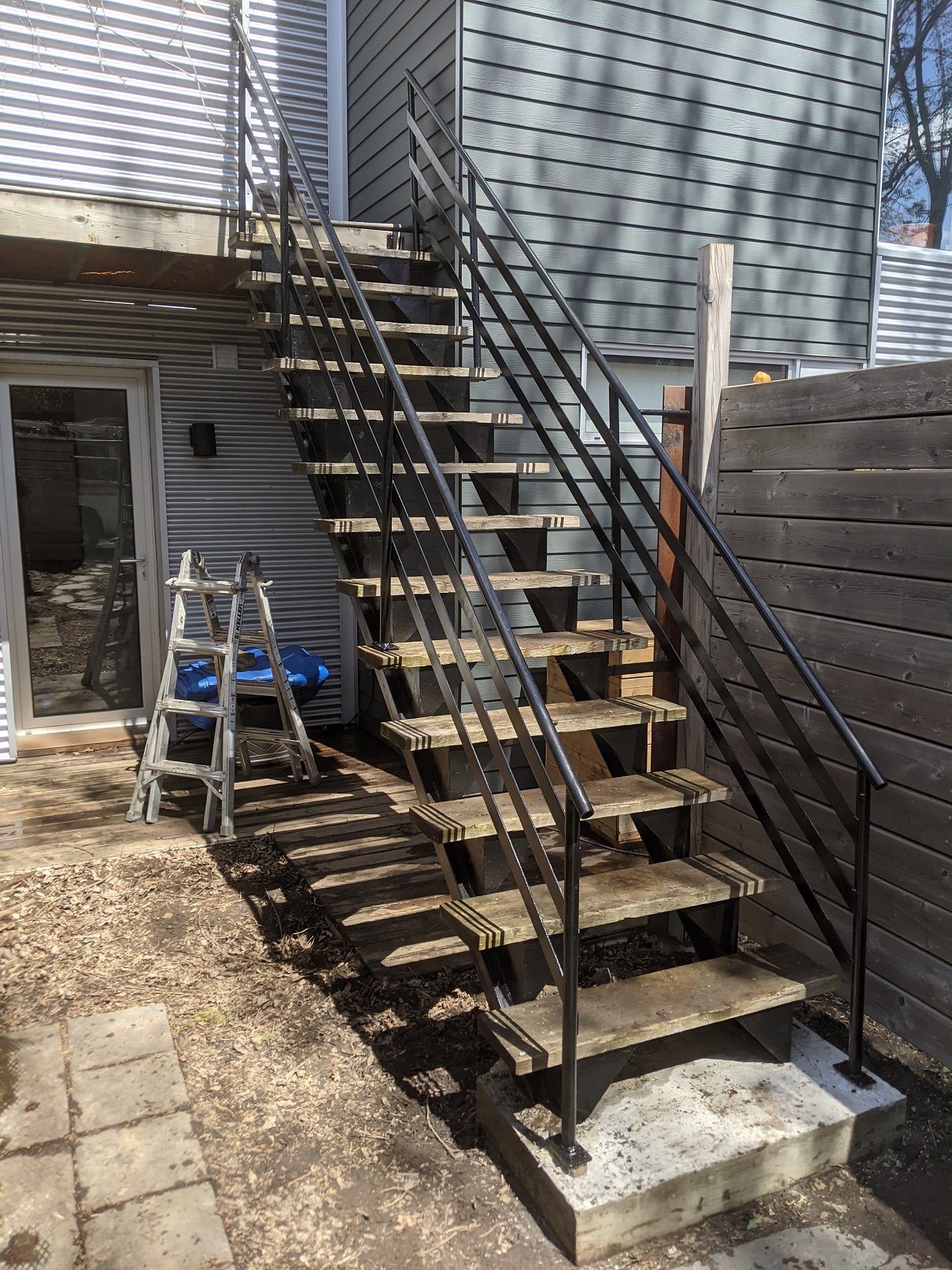 Restauration d’un escalier en fer forgé et remise à niveau avec une assise de béton 9