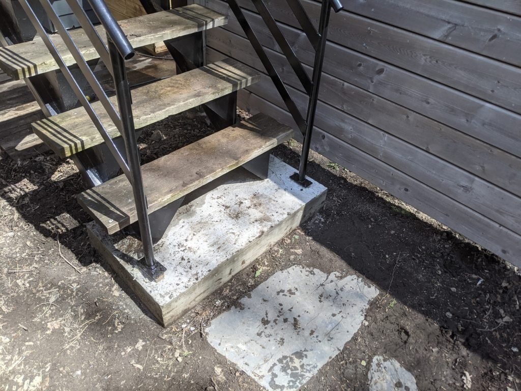 Restauration d’un escalier en fer forgé et remise à niveau avec une assise de béton 10
