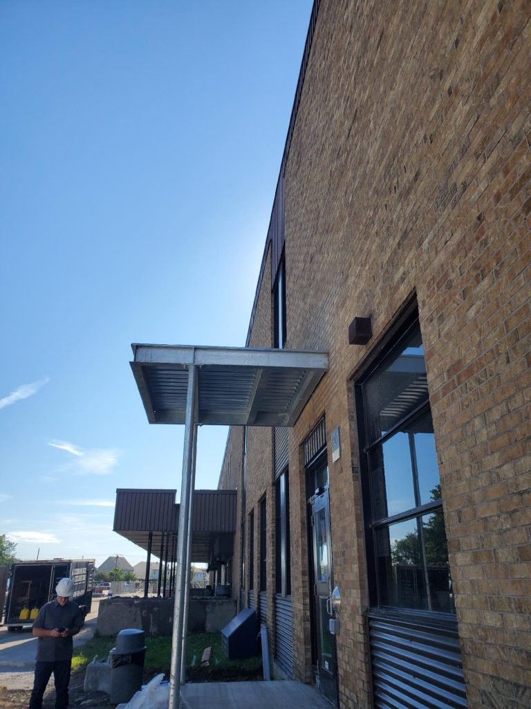 Installation de gouttière industrielle en stainless après une école secondaire 1
