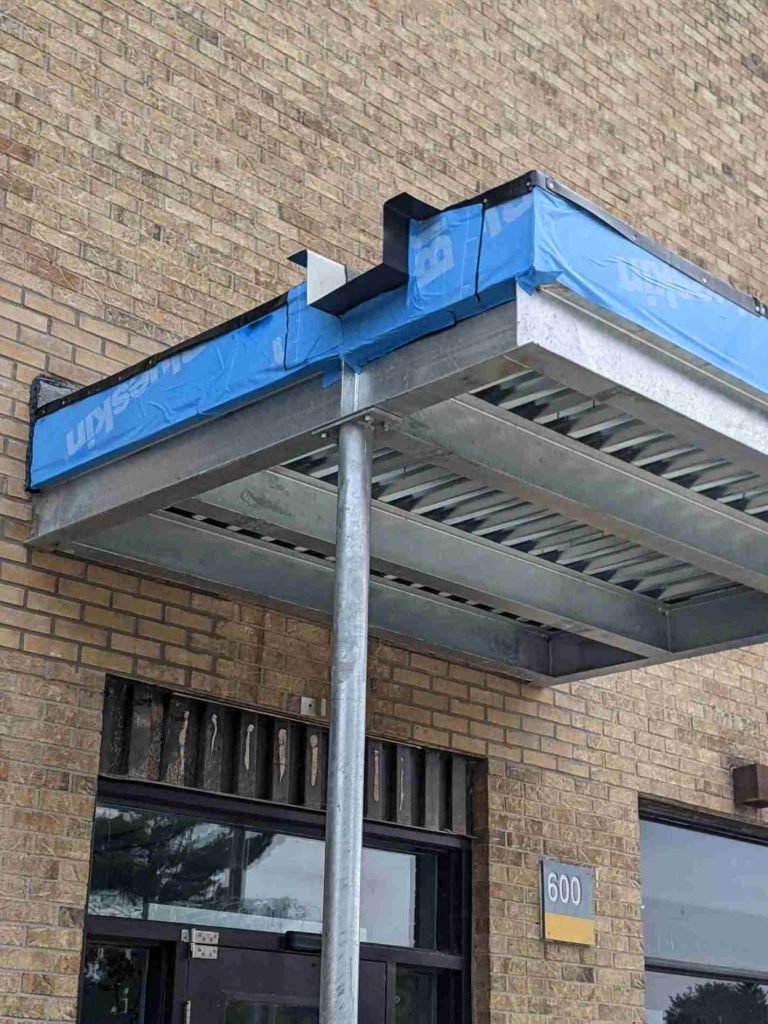 Installation de gouttière industrielle en stainless après une école secondaire 3
