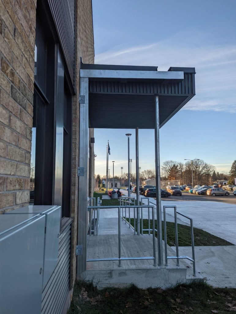 Installation de gouttière industrielle en stainless après une école secondaire 4
