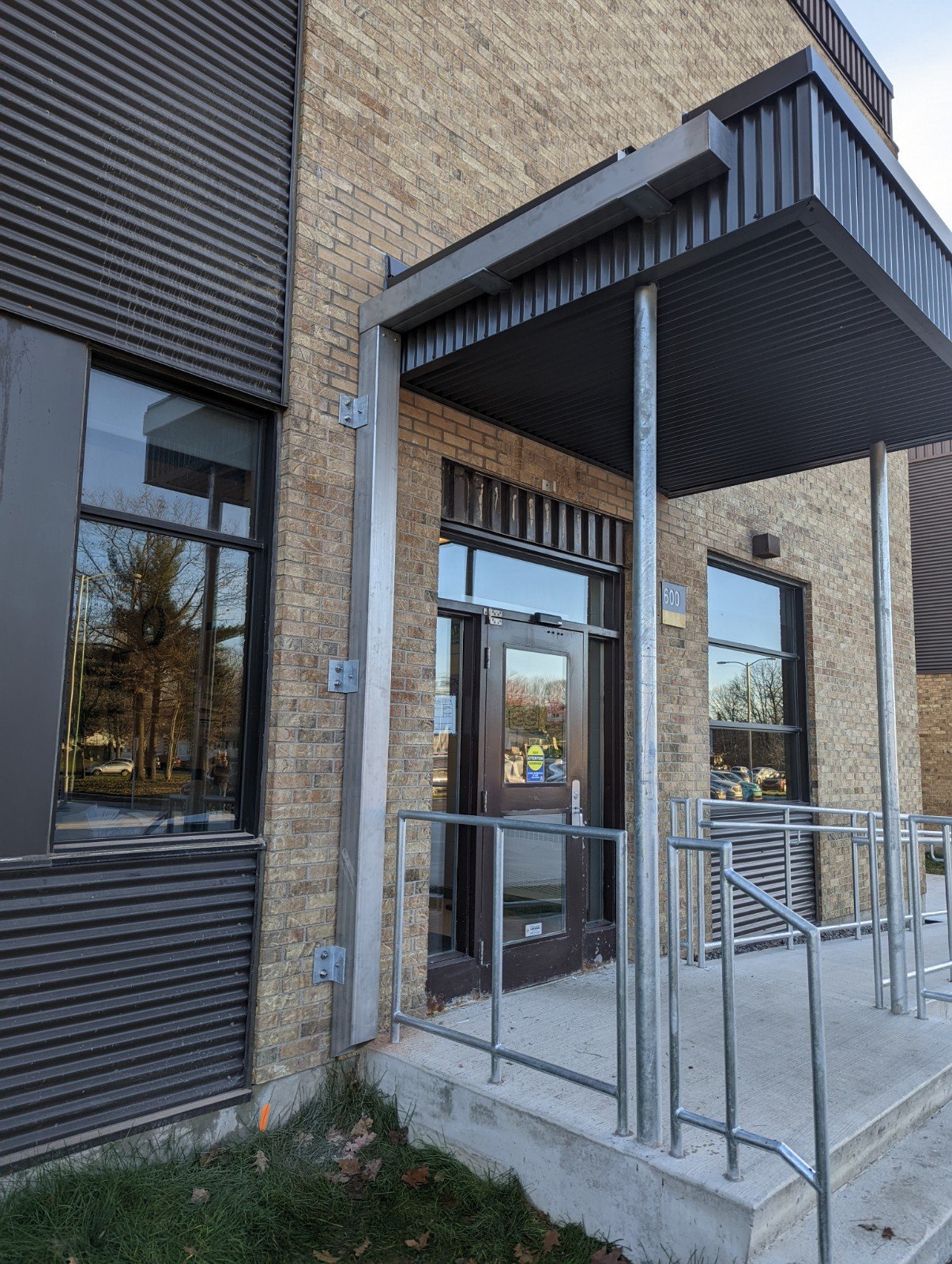 Installation de gouttière industrielle en stainless après une école secondaire 5